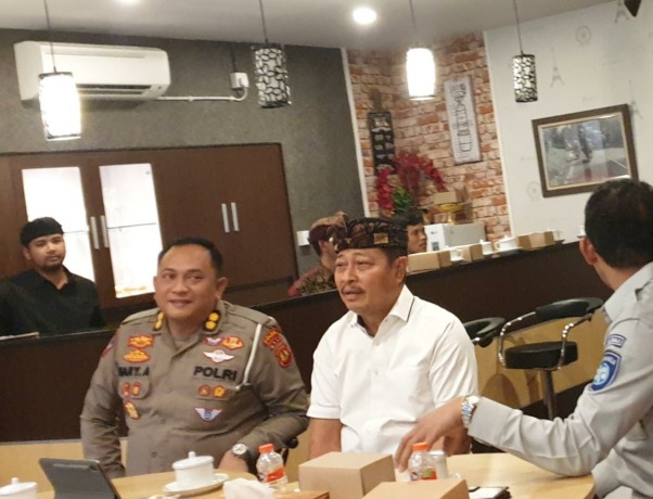 SOSIALISASI: Kepala Bapenda Provinsi Bali, I Made Santha (tengah) saat sosialisasi berakhirnya pelaksanaan pemutihan, bebas BBNKB II dan diskon pajak, Kamis (22/12/2022). (NI KADEK NOVI FEBRIANI/RADAR BALI) 
