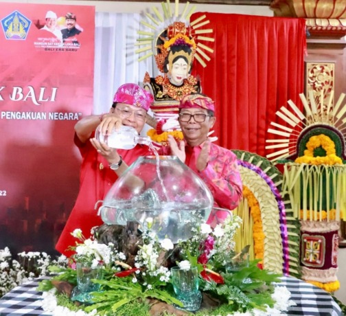 ANGKAT NILAI ARAK BALI: Gubernur Bali Wayan Koster (kiri) saat penetapan Hari Arak Bali di gedung Madya Mandala, Art Center Bali, Denpasar, Jumat (23/12/2022). (pemprov bali untuk radar bali)