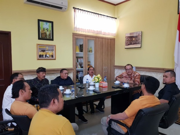 RESPONS TUNA KARYA: Diskusi pembentukan Badan Pembinaan dan Pemberdayaan Tenaga Kerja Golkar Bali (BP2TKGB). Dalam rangka rekrutmen, diklat, penyaluran dan pemberdayaan tenaga kerja oleh Golkar Bali, Senin (26/12/2022). (DPD Golkar Bali For Jawa Pos Radar