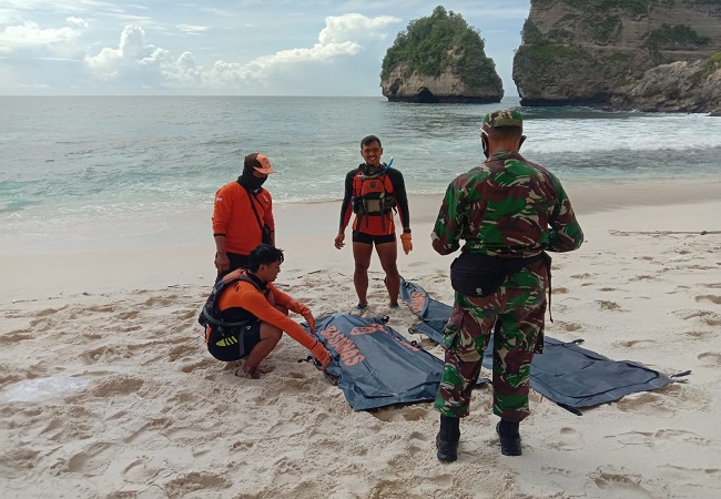 Proses evakuasi jasad korban yang ditemukan di Diamond Beach, Nusa Penida.  (ist)
