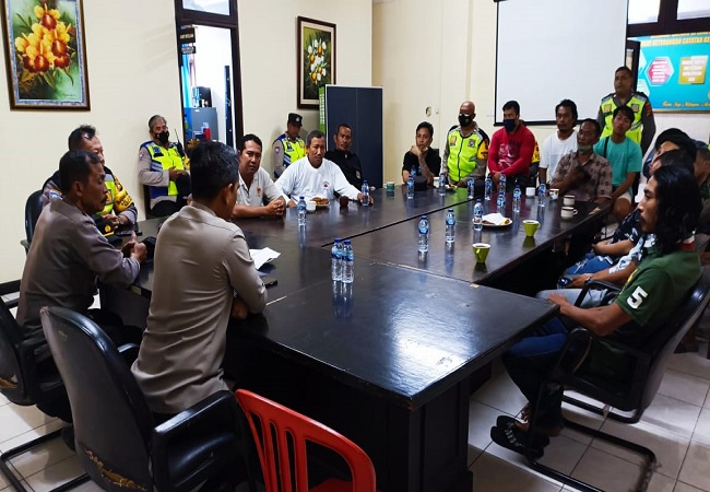 Warga saat bertemu langsung Kapolsek Kuta. (I Wayan Widyantara)