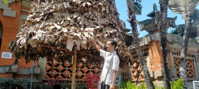 BERBAHAN DAUR ULANG : Pohon Natal di Gereja Katolik Santa Maria Immaculata, Desa Dajan Peken Tabanan. (foto :juliadi/radar bali)