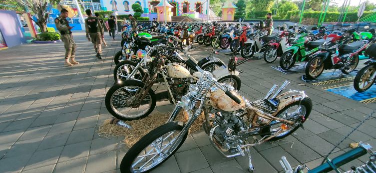 BERAGAM HASIL KREATIVITAS : Aneka produk otomotif  milik pencinta otomotif  mejeng di pergelaran Jambore Nasional Ikatan Motor Indonesia (Jamnas IMI) . (foto: eka prasetya/radar bali)