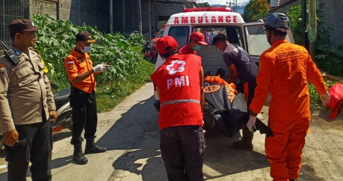 TERIDENTIFIKASI : Temuan jenazah misterius yang ditemukan di gorong-gorong saluran drainase Jalan Rajawali, Kelurahan Seririt, Buleleng.