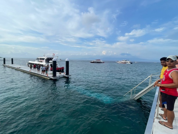 CELAKA: Jembatan penghubung ke dermaga di Nusa Penida ambrol yang membuat penumpang kapal nyemplung ke laut.