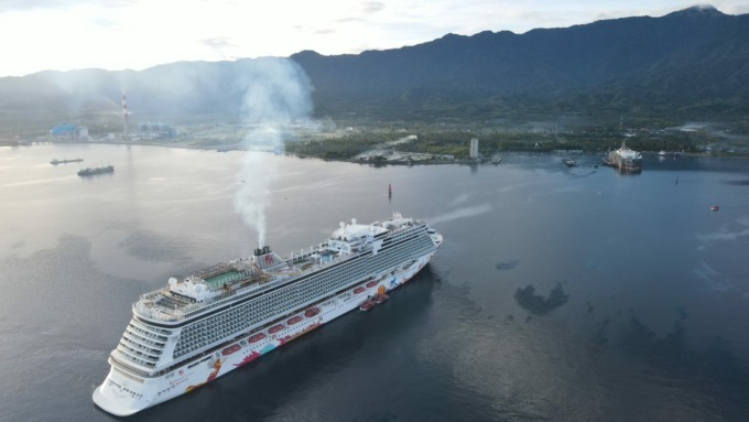 DAERAH TUJUAN WISATA: Kapal Pesiar asal Bahama Genting Dream merpat di pelabuhan Celukan Bawang (21/12/2022)