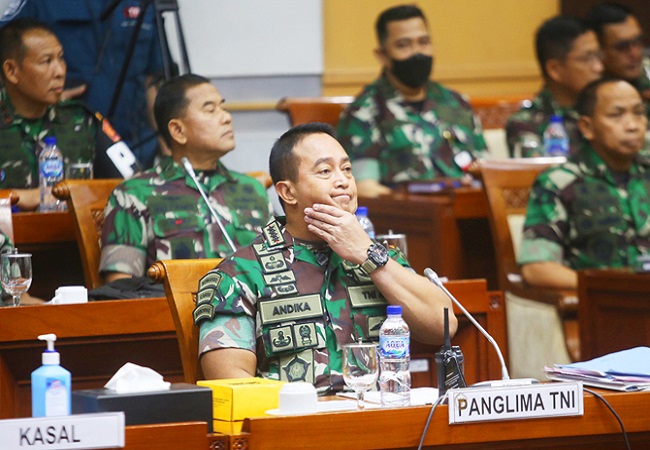 Panglima TNI Jenderal TNI Andika Perkasa mengikuti Rapat Dengar Pendapat (RDP) dengan Komisi I DPR di Kompleks Parlemen, Senayan, Jakarta, Senin (26/9/2022). Rapat Dengar Pendapat ini membahas tentang penyesuaian RKA Kemhan/TNI TA 2023. Foto: Dery Ridwans