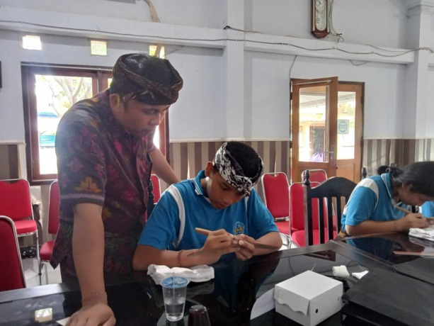 MUMPUNG LIBUR : Pelajar SMP di Gerokgak diajak belajar nyurat saat libur di aula Kecamatan Gerokgak, Buleleng. (foto: eka prasetya)