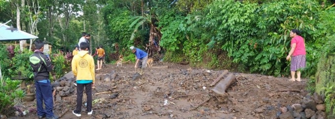 MEREPOTKAN WARGA : Luapan lumpur shortcut di Pangkung Dalem Banjar Dinas Pererenan Bunut, Desa Gitgit, Kecamatan Sukasada, Buleleng, ini belum tuntas. (foto: eka prasetya/radar bali)