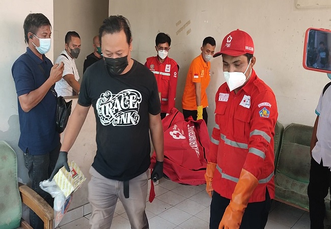 Jenazah mahasiswa Undiksha yang meninggal di asrama dibawa ke ruang jenazah RSUD Buleleng menggunakan mobil ambulans PMI Buleleng. (Eka Prasetya)