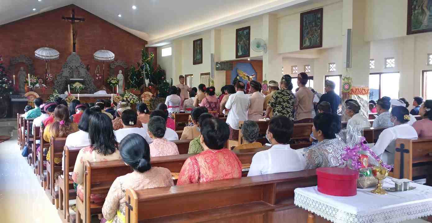 TETAP LESTARI : Suasana Ibadah Perayaan Natal jemaat Gereja Katolik Stasi Santo Mikael, di Banjar Piling Tengah, Desa Mengesta, Kecamatan Penebel, Tabanan. (foto:juliadi/radarbali)