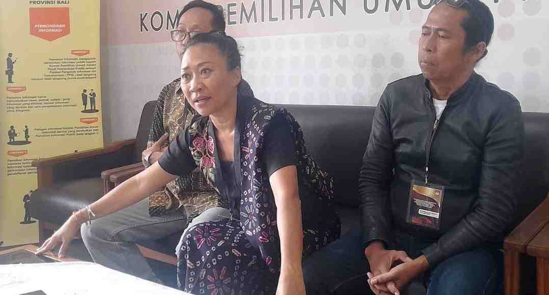 SUDAH BERSIAP : Ni Luh Djelantik (tengah) menyatakan keseriusannya maju di DPD RI usai menyerahkan syarat minimal dukungan ke KPUD Bali, kemarin. (foto dwija putra/ radar bali)
