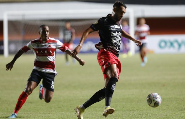 TAK ADA ISTILAH SANTAI : Willian Pacheco dalam pertandingan melawan Bali United. Pertandingan a lot berikutnya melawan Borneo FC  sudah menunggu. (foto:angger bondan /jawapos)