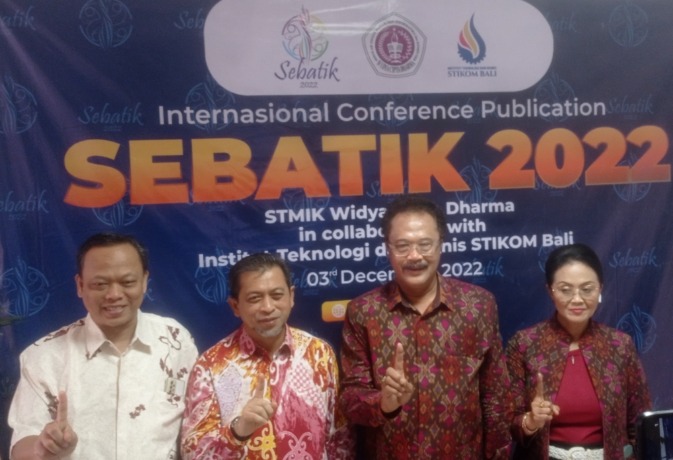 CONCERN PENDIDIKAN: Wagub Kaltim Hadi Mulyadi (dua dari kiri) Wakil Rektor III ITB Stikom Bali I Made Sarjana (dua dari kanan) dan Ketua STMIK Widya Cipta Dharma Samarinda Dr Nursobah (kiri) di Aula ITB Stikom Bali, Denpasar, Sabtu (3/12/2022). (ROSIHAN A