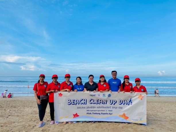 LIBATKAN 200 PKK: Rapel bersama Ibu-ibu PKK Banjar Legian Kelod membersihkan Pantai Legian, Minggu (4/12/2022). (RAPEL UNTUK RADAR BALI)
