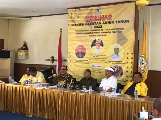 DISKUSI: Ketua DPD Partai Golkar Bali Nyoman Sugawa Korry (4 dari kanan) bersama para narasumber, Sabtu (31/12/2022). (I MADE DWIJA PUTRA/RADAR BALI) 