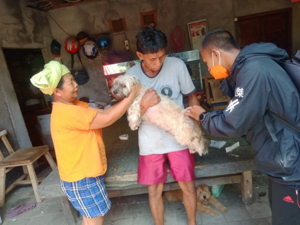 SUNTIK ANTIRABIES : Warga Buleleng menyuntik vaksin antirabies untuk anjingnya beberapa waktu lalu. (foto: eka prasetya/radar bali)