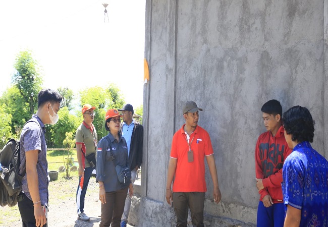 Pemantauan perbaikan rumah terdampak bencana alam di Kecamatan Gerokgak. (Eka Prasetya)