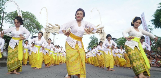 GEMULAI: Seribu penari Rejang Sutri pentas di luar pura srangkaian peringatan Sahasra Warsa (seribu tahun) desa Batuan di Jaba sisi Kelod Pura Desa lan Puseh Desa Adat Batuan, Kecamatan Sukawati Gianyar, Minggu (18/12) sore. (foto: humas batuan gianyar)