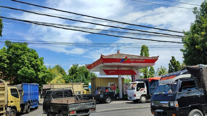 CEMAS: Antrean kendaraan yang hendak mengisi solar di SPBU Penarukan Buleleng.