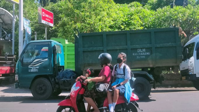 DIKANDANGKAN: Truk sampah DLH Buleleng ikut antre solar di SPBU Banyuasri Singaraja (7/12/2022)
