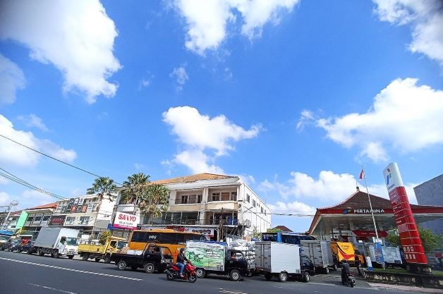 RESAH: Antrean kendaraan mobil dan motor di SPBU jalan Gatsu Barat Denpasar terus mengular hingga Selasa (6/12/2022). (Foto: Adrian Suwanto/Radar Bali)