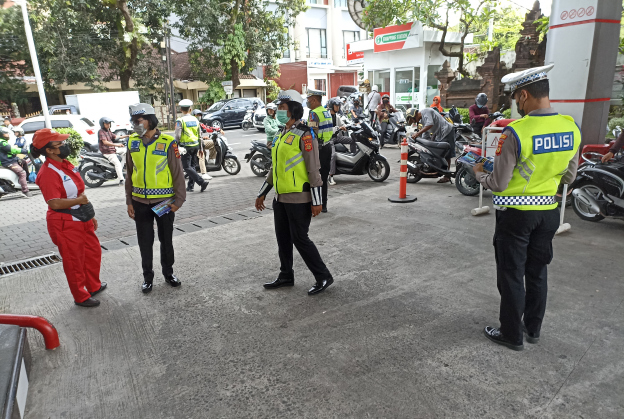 SIAGA: Sejumlah polisi berjaga-jaga di SPBU di Denpasar menyusul kelangkaan BBM jenis solar dan Pertalite se Bali termasuk di Jembrana