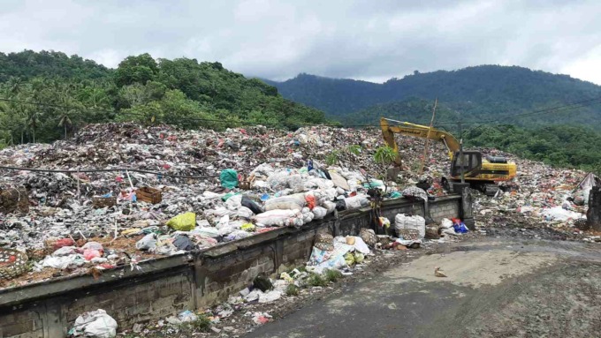 BENAR-BENAR MENGGUNUNG :Tumpukan sampah di TPA Sente, Kecamatan Dawan kian menggunung. Bahkan tinggi tumpukan sampah telah melewati tembok panyengker TPA satu-satunya di Klungkung daratan. (foto: dewa ayu pitri arisanti/radar bali)
