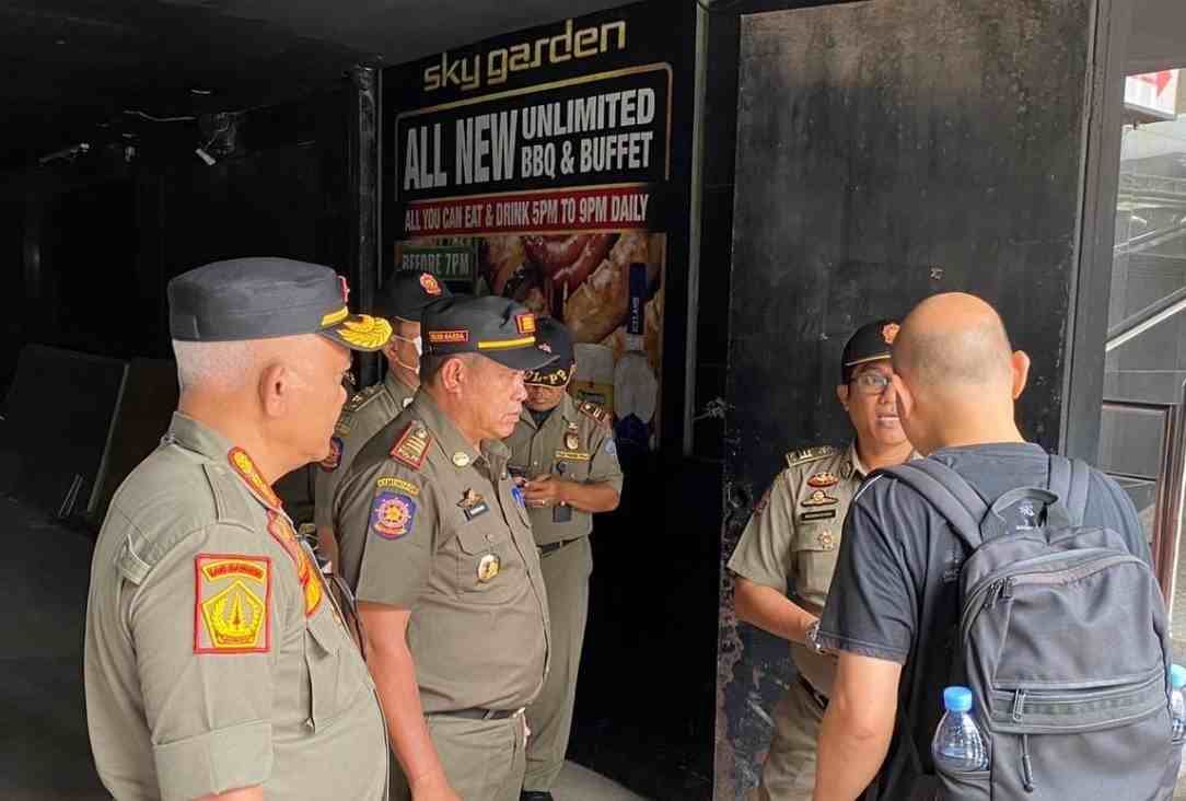 DIPERTANYAKAN PERIZINANNYA : Petugas Satpol PP gabungan Pemprov dan Badung mendatangi Sky Garden yang buka kembali. (foto: istimewa)