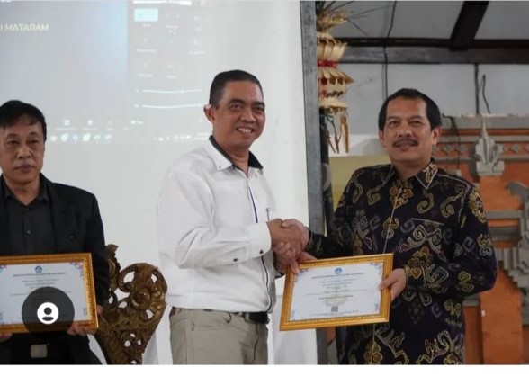 CAPTION: Kepala LLDIKTI Wilayah VIII Bali – NTB Dr. Ir. I Gusti Lannag Bagus Erotadi, S.T, M.T, memberikan penghargan kepada Rektor ITB STIKOM Bali Dr. Dadang Hermawan.