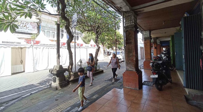 PUSING PENUTUPAN JALAN : Pedagang mengeluhkan penutupan jalan sebelum acara dibuka . (foto : adrian suwanto/radar bali )