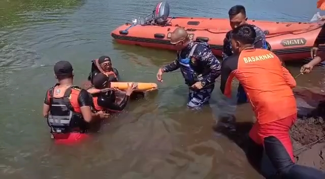 TENGGELAM: Evakuasi jenazah bocah siswa SMP tenggelam di Bendungan Titab di evakuasi oleh Tim SAR gabungan.