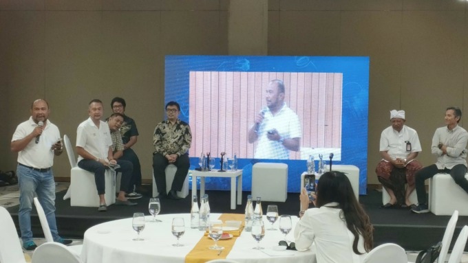 KOLABORASI: Ketua Jaringan Jurnalis Peduli Sampah (J2PS) Agustinus Apolla Naris K Daton (berdiri) bersama panelis lainnya saat menyampakan presentasi di Talkshow penanganan sampah laut untuk pariwisata Bali berkelanjutan di Sanur, Sabtu (10/12).