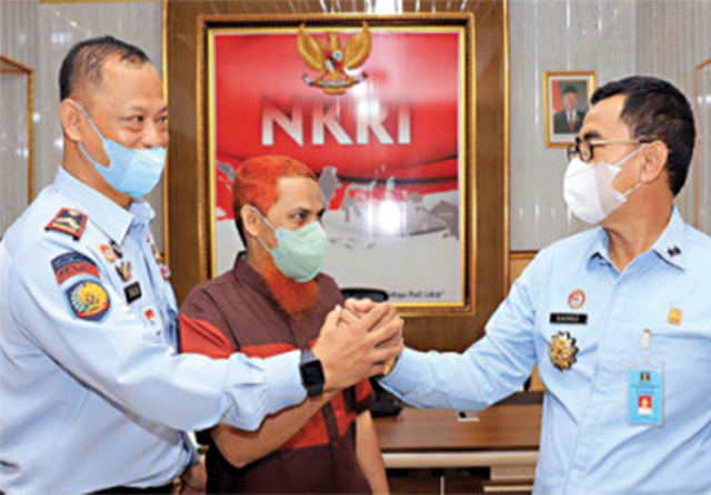 SOHIB AMROZI : Hisyam alias Umar Patek (tengah) akhirnya dinyatakan  bebas bersyarat dari Lapas Porong, Sidoarjo,Jatim. Dia bebas bersyarat setelah menjalani hukuman dan dinilai sudah insyaf.(foto: lapas porong for jawapos)