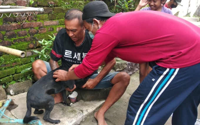 KEBUT VAKSINASI : Suntik vaksinasi dilakukan di Desa Nagasepaha, Kecamatan Buleleng. (foto: eka pasetya/radar bali)