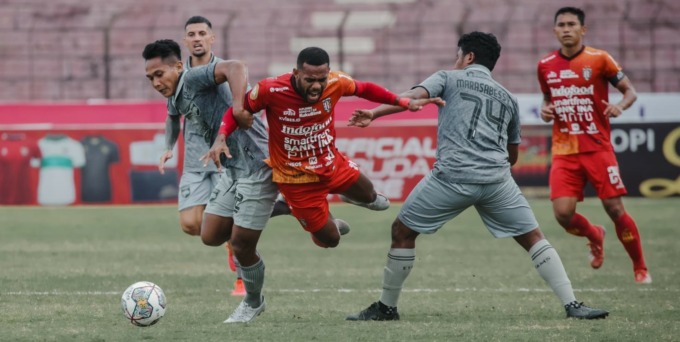 KALAH NGOTOT :  Pemain Bali United, Yabes Roni kemarin dalam laga di Stadion Sultan Agung, Jogjakarta, dikawal ketat dan  tak bisa berbuat banyak. (foto : media bali united)