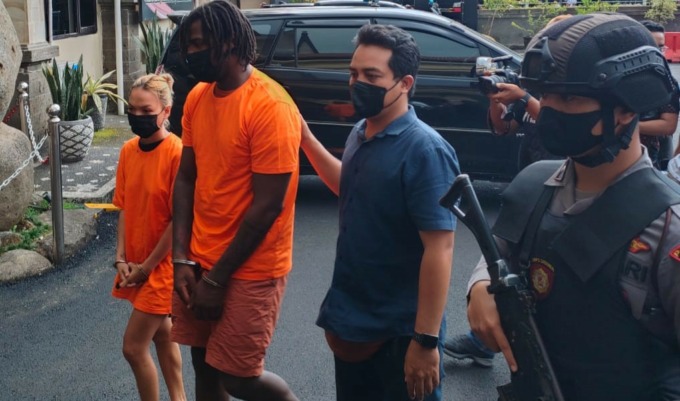 DIRINGKUS SEUSAI KEJADIAN : James Perry Artis JR diringkus polisi bersama teman korban, Mary Clydel Oulario kedua pelaku digiring polisi . (foto marsellus nabunome pampur).