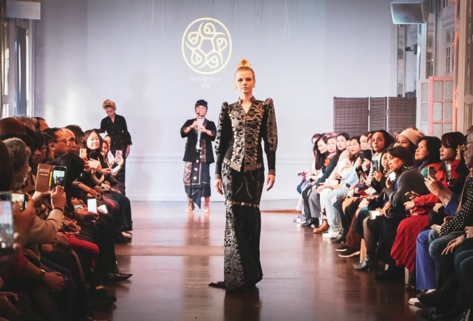 MASA DEPAN CERAH: Wastra Bali Go International, Dekranasda Bali Fesyen Busana berbahan kain tenun tradisional Bali di Paris. (ist)