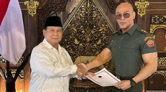 MASIH JADI SOROTAN : Prosesi penyerahan pangkat tituler kepada Deddy Corbuzier oleh Menteri Pertahanan (Menhan) Prabowo Subianto. (dok. istimewa/jawapos.com)