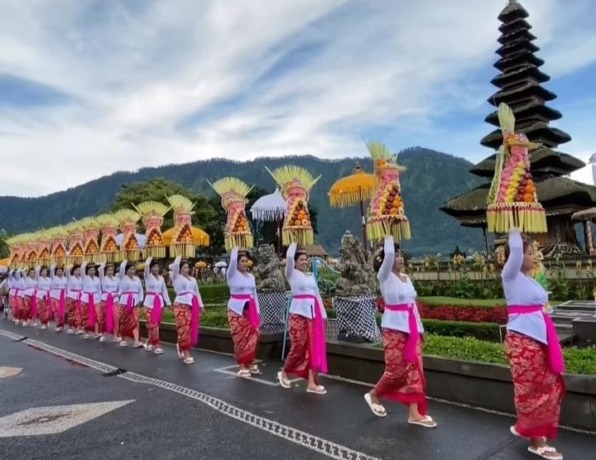 JADI ANDALAN DANU BERATAN : Pamedek saat menggelar gebogan di DTW Ulun Danu Beratan, Bedugul Baturiti Tabanan. (foto: humas DTW Ulun Danu Beratan Tabanan for Radar Bali)