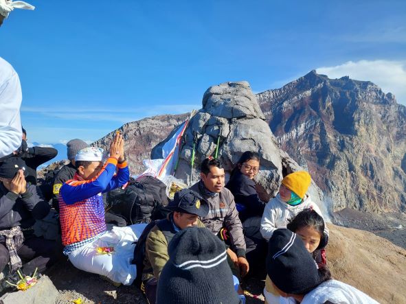 DIPREDIKSI SEPI: Sejumlah OPD Pemkab Karangasem saat melakukan aktivitas pendakian beberapa waktu lalu.