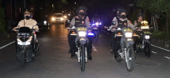 SIAGA RUTIN : Patroli roda dua polisi bersenjata lengkap siap keliling Denpasar memantau keamanan menjelang Natal dan Tahun Baru 2023. (foto:istimewa)