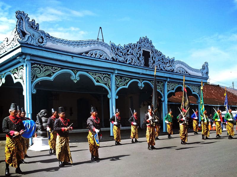 SALING USIR: Para abdi dan pasukan pengaman Keraton Surakarta masih berjaga ditengah memanasnya perebutan takhta kekuasaan.