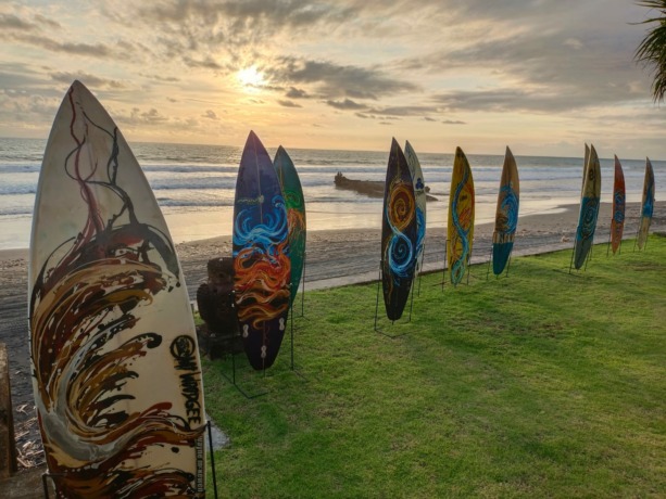 UNIK: Guratan lukisan di papan surfing karya peselancar Oka Astawa