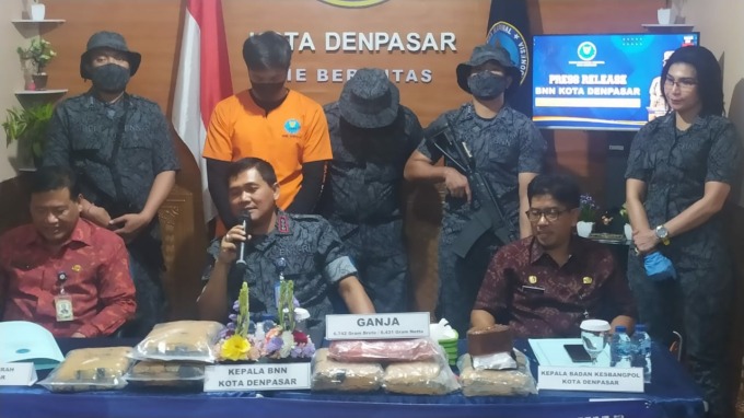 PAMAKAI LAMA: Tim BNN Kota Denpasar saat merilis mahasiswa dan barang bukti ganja untuk dipakai dan diperjualbelikan.