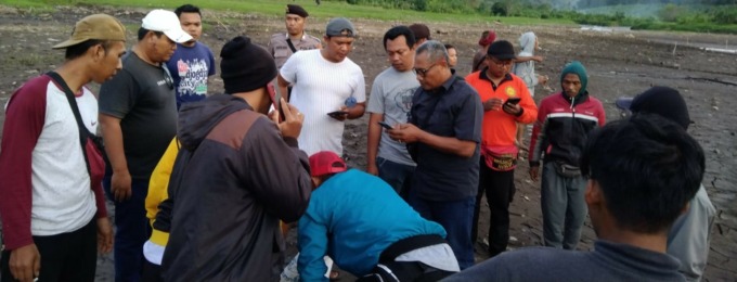 MENCARI KORBAN : Petugas Bersama warga mencari Kadek Rangga yang dilaporkan hilang di bendungan. (foto: humas polres buleleng)
