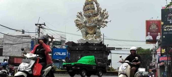 KOKOH BERDIRI : Patung Wisnu Murti yang telah berdiri di bundaran Jalan Ir Soekarno Kediri Tabanan.(juliadi/radar bali)