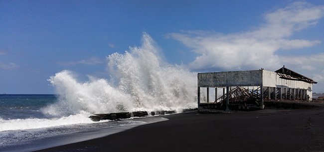 DAHSYAT : Gempuran ombak, hingga melampaui ketinggian bangunan Pangkalan Pendaratan Ikan (PPI) Kusamba,Dawan,Klungkung beberapa waktu lalu. (foto: dok.radar bali)