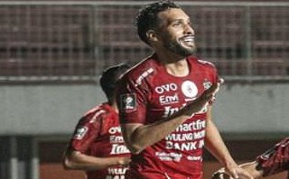 BRACE PACHECO : William Pacheco mengemas dua gol di menit ke-25.(dok.radar bali)