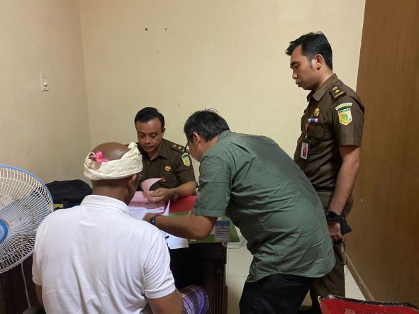 SEGERA TERDAKWA: Mantan Ketua LPD Sangeh AA saat pelimpahan perkara di Kejati Bali Kamis (15/12/2022)